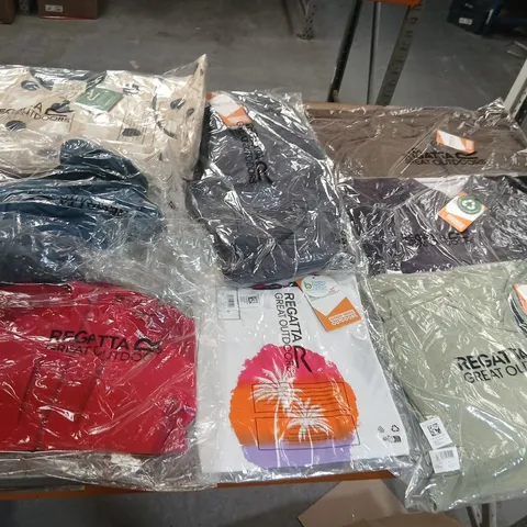 APPROXIMATELY 35 ITEMS OF ASSORTED REGATTA/DARE2B CLOTHING AND ACCESSORIES