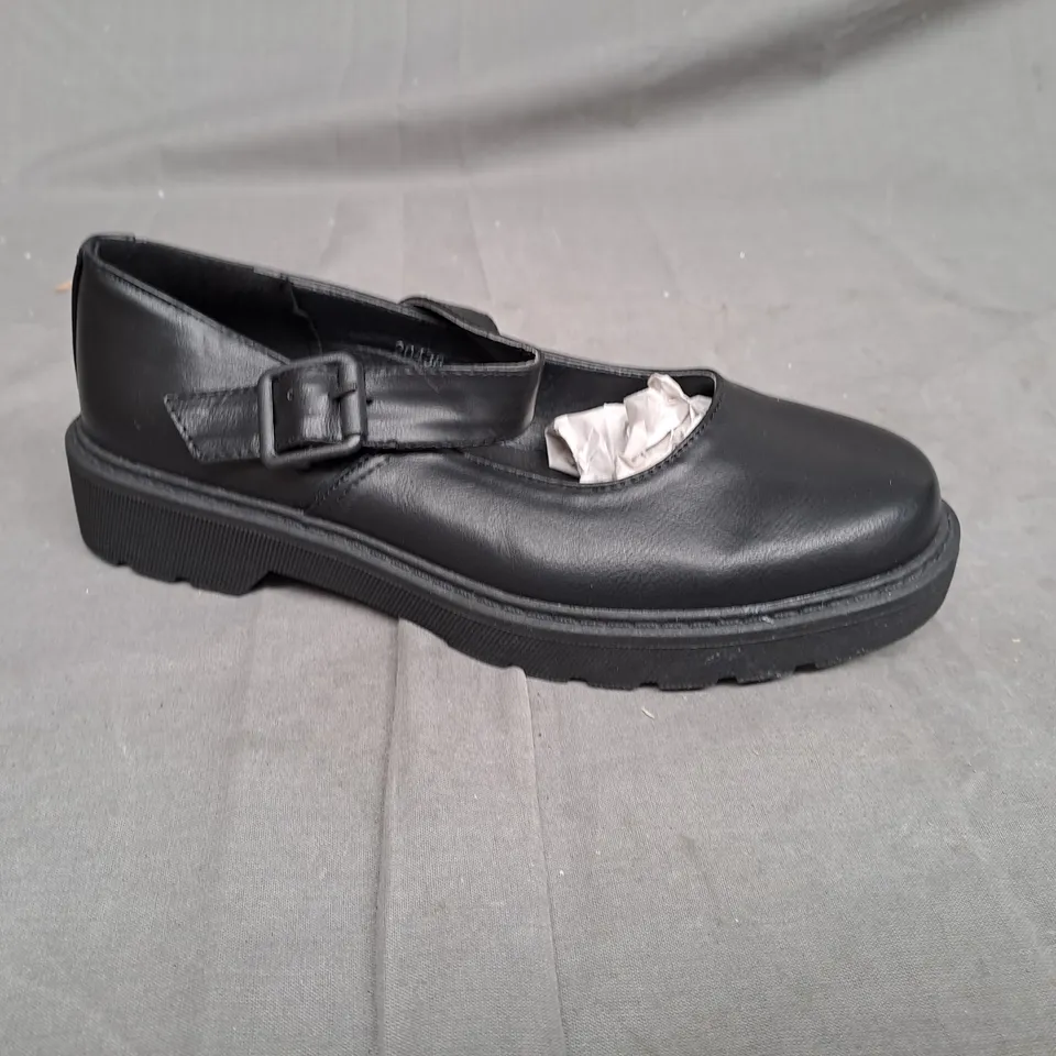 BOX OF APPROXIMATLY 10 BLACK LILLEY SHOE IN VARIOUS SIZES 