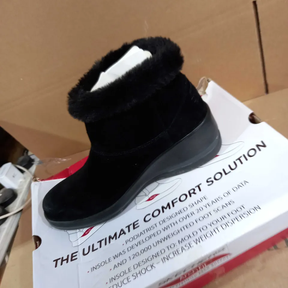 SKETCHER WEDGE BOOT SIZE 4 