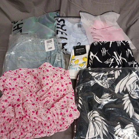 APPROXIMATELY 20 ASSORTED CLOTHING ITEMS IN VARIOUS SIZES AND STYLES TO INCLUDE - SOCKS, JEANS, TOPS, ETC
