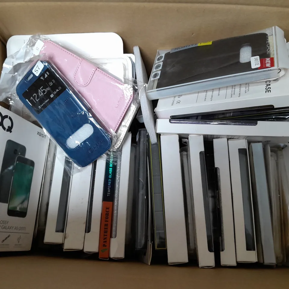 APPROXIMATELY 30 ASSORTED PHONE CASES TO INCLUDE XQISIT, MORHEUS, AND CREATIVECASE ETC. 