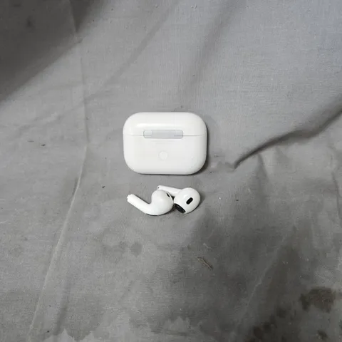 WHITE EARBUDS WITH CHARGING CASE 