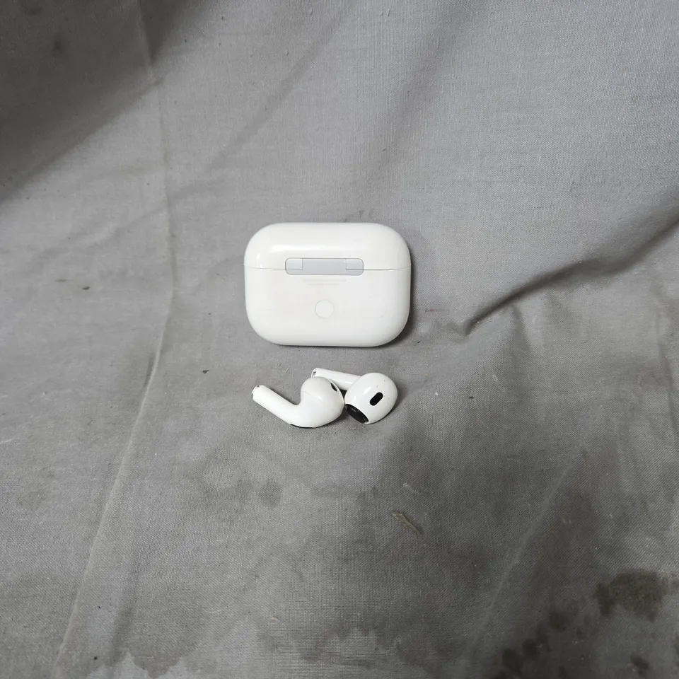 WHITE EARBUDS WITH CHARGING CASE