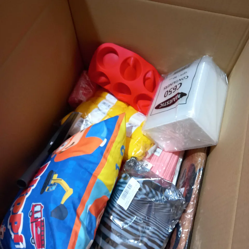 BOX OF ITEMS APPROXIMATELY 15 ASSORTED ITEMS TO INCLUDE PLASTIC CONTAINERS, YARN, SCRAPER ETC 