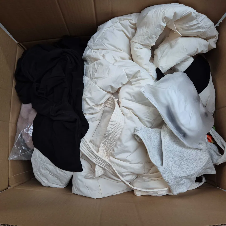 APPROXIMATELY 30 ASSORTED CLOTHING ITEMS IN VARIOUS SIZES, STYLES & COLOURS TO INCLUDE BRANDS SUCH AS CHASE, PRIMARK, F4SHION, ETC - COLLECTION ONLY