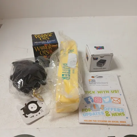 APPROXIMATELY 10 ASSORTED TOYS AND GAMES TO INCLUDE SQUEEZE TOY, WARRIOR CATS, QUARAN CUBE ETC