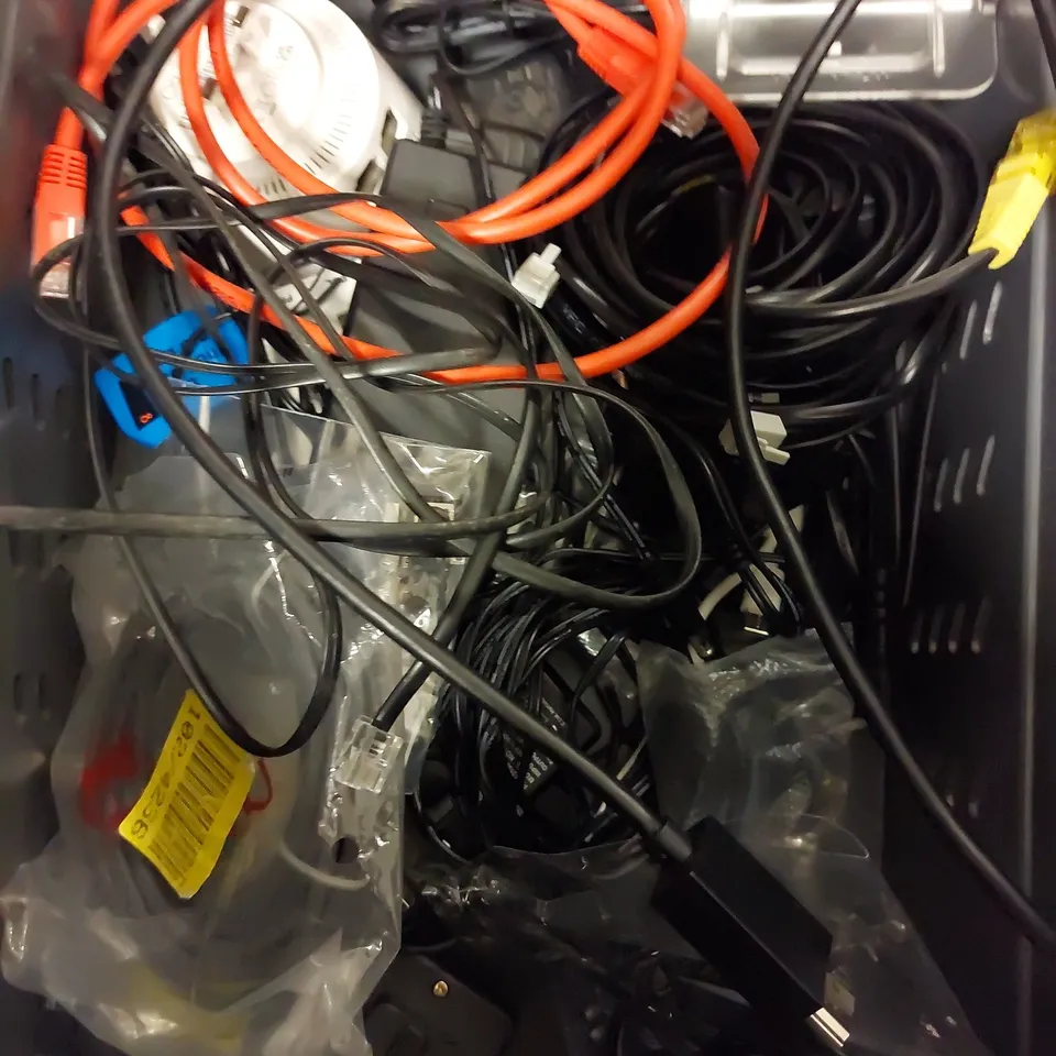 LOT OF APPROX 8 ASSORTED ELECTRICAL ITEMS