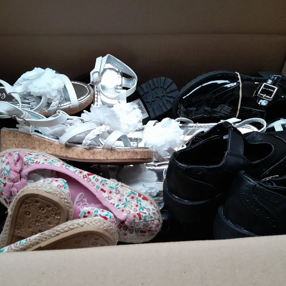 BOX OF APPROX 35 ASSORTED KIDS SHOES IN VARIOUS SIZES & COLOURS 