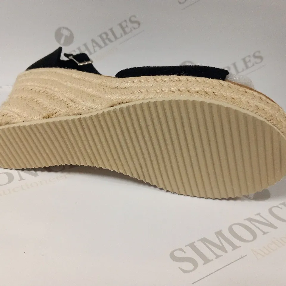 BOXED HEELED SHOES SIZE 37