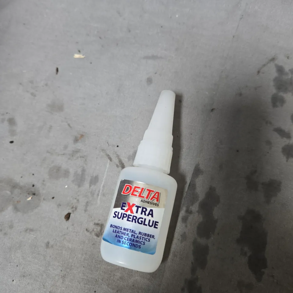 BOX OF ASSORTED ITEMS INCLUDING DELTA EXTRA SUPERGLUE WITH BLUE SANDING DISCS AND CARABINER