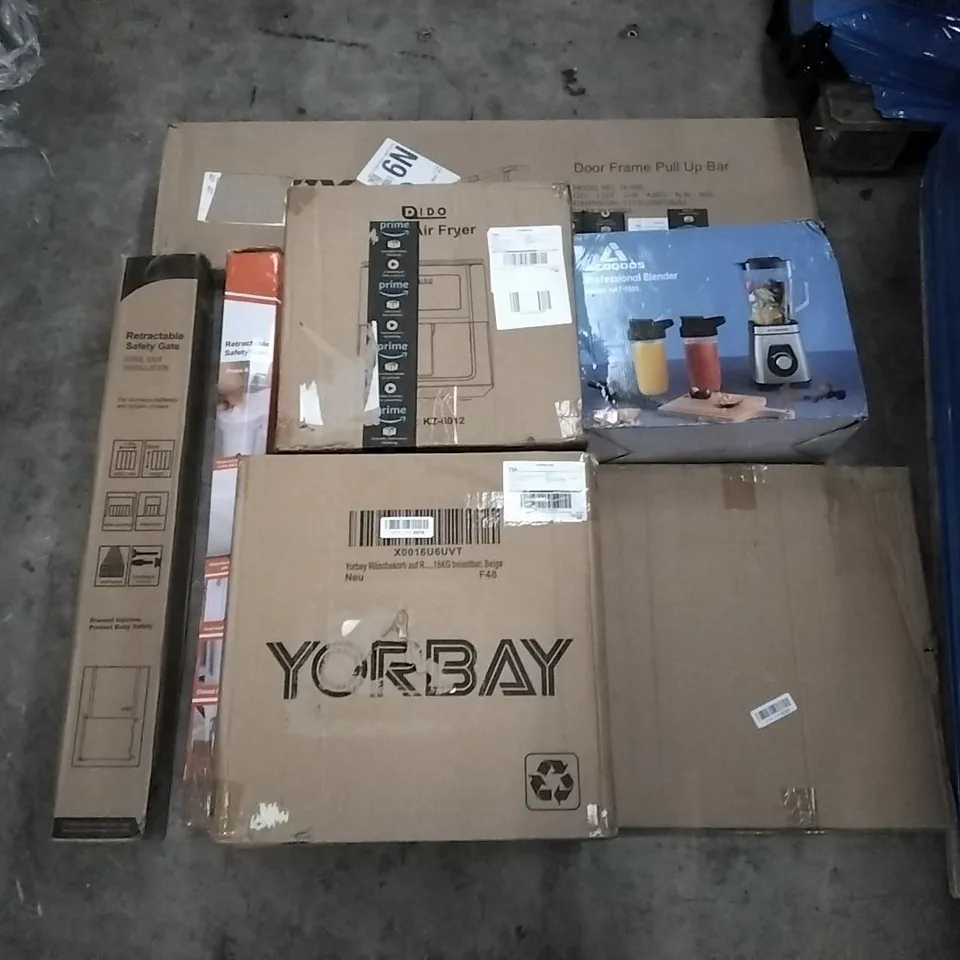 PALLET OF ASSORTED ITEMS INCLUDING RETRACTABLE SAFETY GATE, DOOR FRAME PULL UP BAR, ACOQOOS PROFESSIONAL BLENDER, DIDO AIR FRYER, HOMIDEC, FOREYY ELEVATED PET BOWLS 