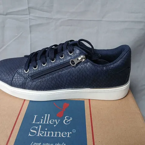 LILLEY & SKINNER NAVY SNAKE-TEXTURED SNEAKERS – MEN'S, EU40, BOXED