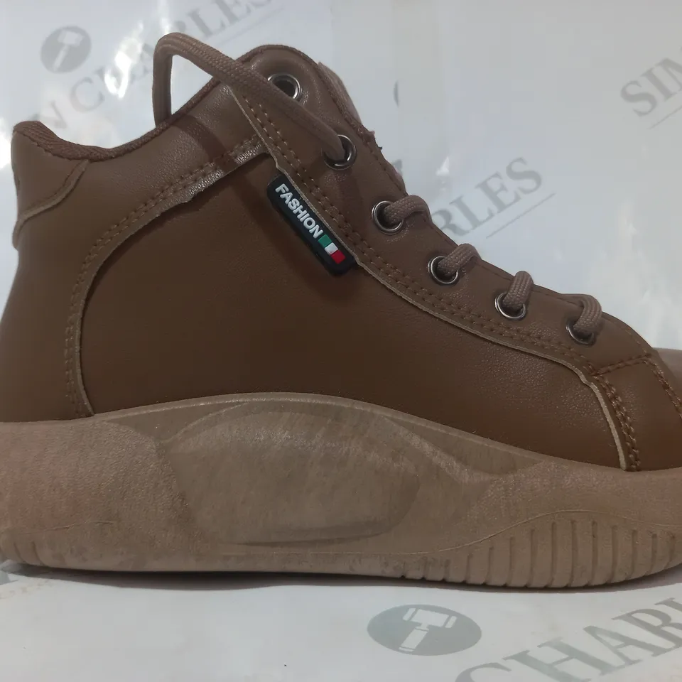 BOXED PAIR OF FASHION SHOES IN BROWN EU SIZE 38