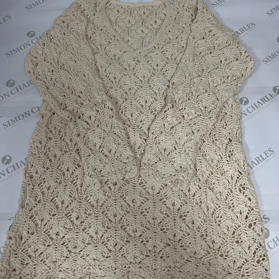 20 AS NEW BAGGED LOOSE KNIT V NECK SWEATSHIRTS IN BEIGE IN VARIOUS SIZES