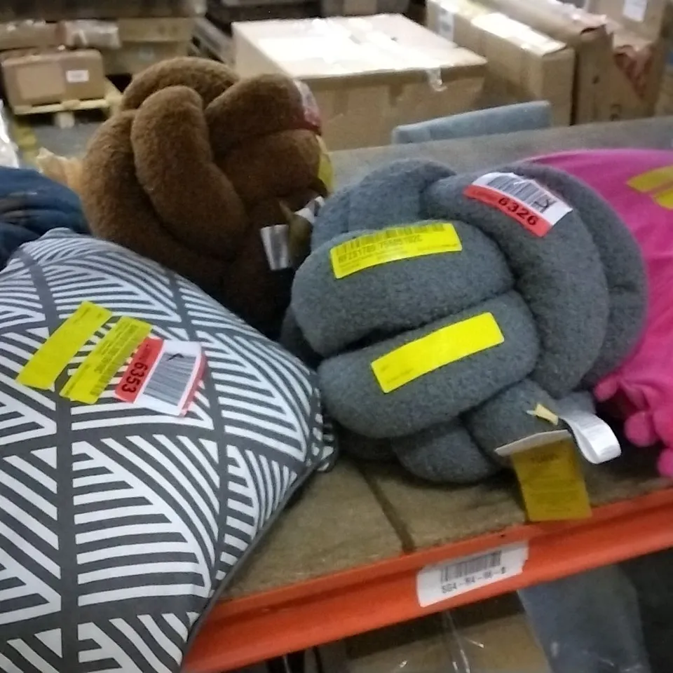 SIX ASSORTED SCATTER CUSHIONS