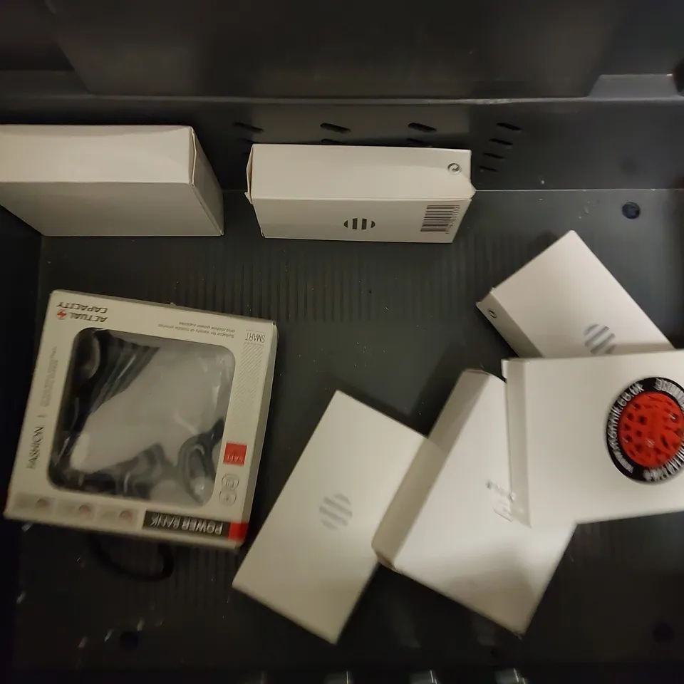 BOX OF APPROX 10 ITEMS TO INCLUDE POLAR VERITY SENSE HEART RATE SENSOR AND ASSORTED POWER BANKS