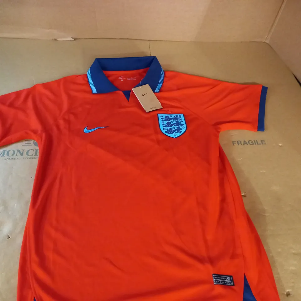 ENGLAND RED FOOTBALL SHIRT - M
