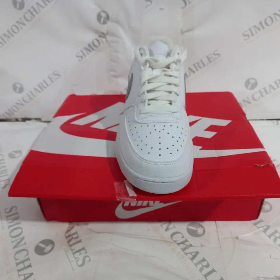 NIKE COURT VISION WHITE/SILVE SIZE 6