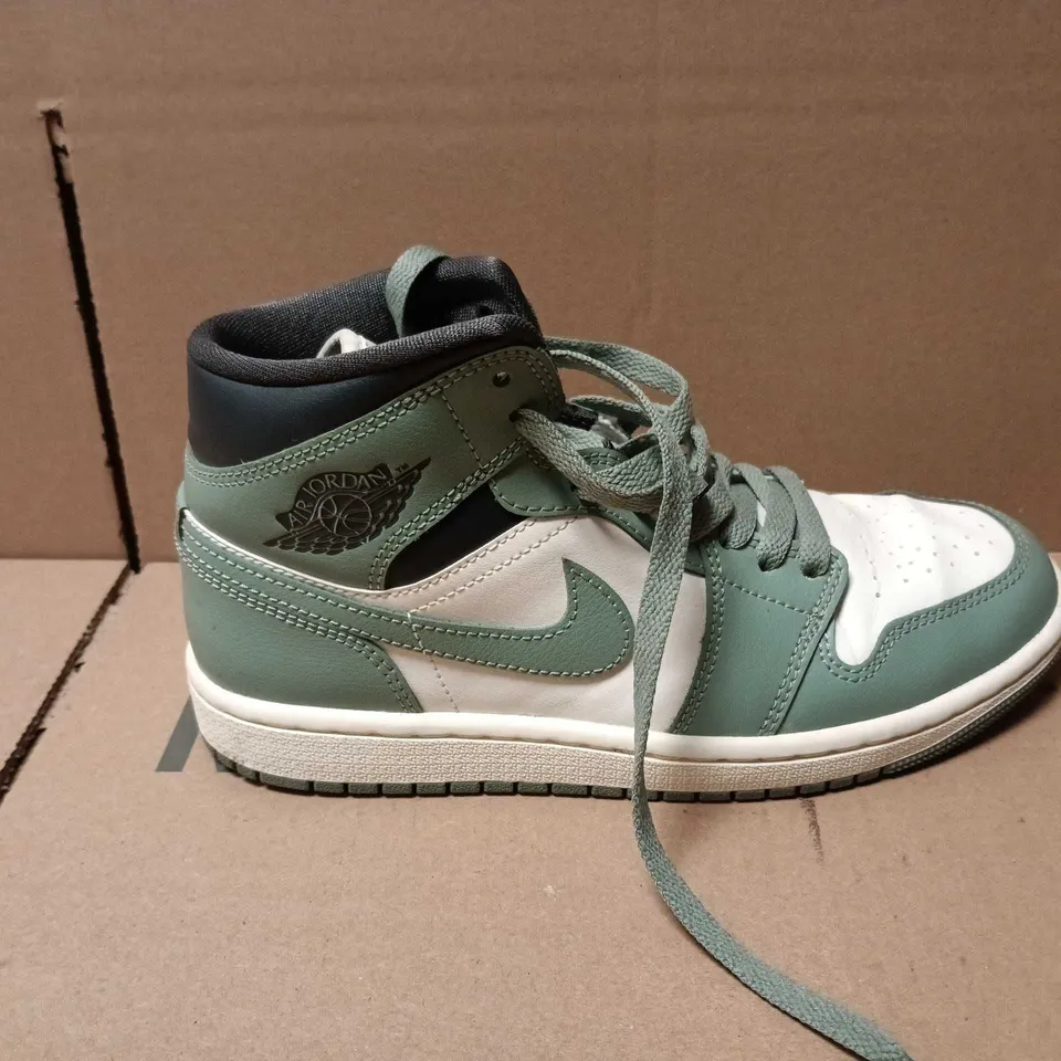 UNBOXED PAIR OF NIKE AIR JORDAN TRAINERS IN GREEN/WHITE - UK 4.5