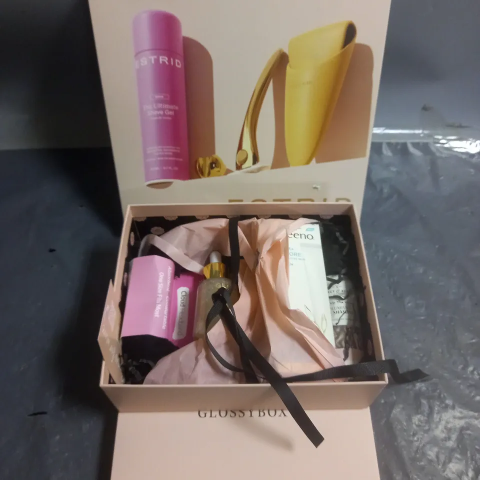 LOT OF 2 ASSORTED COSMETIC BOXSETS TO INCLUDE - ESTRID THE COMPLETE SHAVE KIT AND GLOSSYBOX AUTUMN GLOW OCTOBER