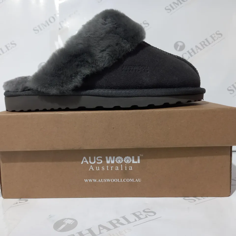 BOXED PAIR OF AUS WOOLI SYDNEY SLIPPERS IN GREY UK SIZE 7