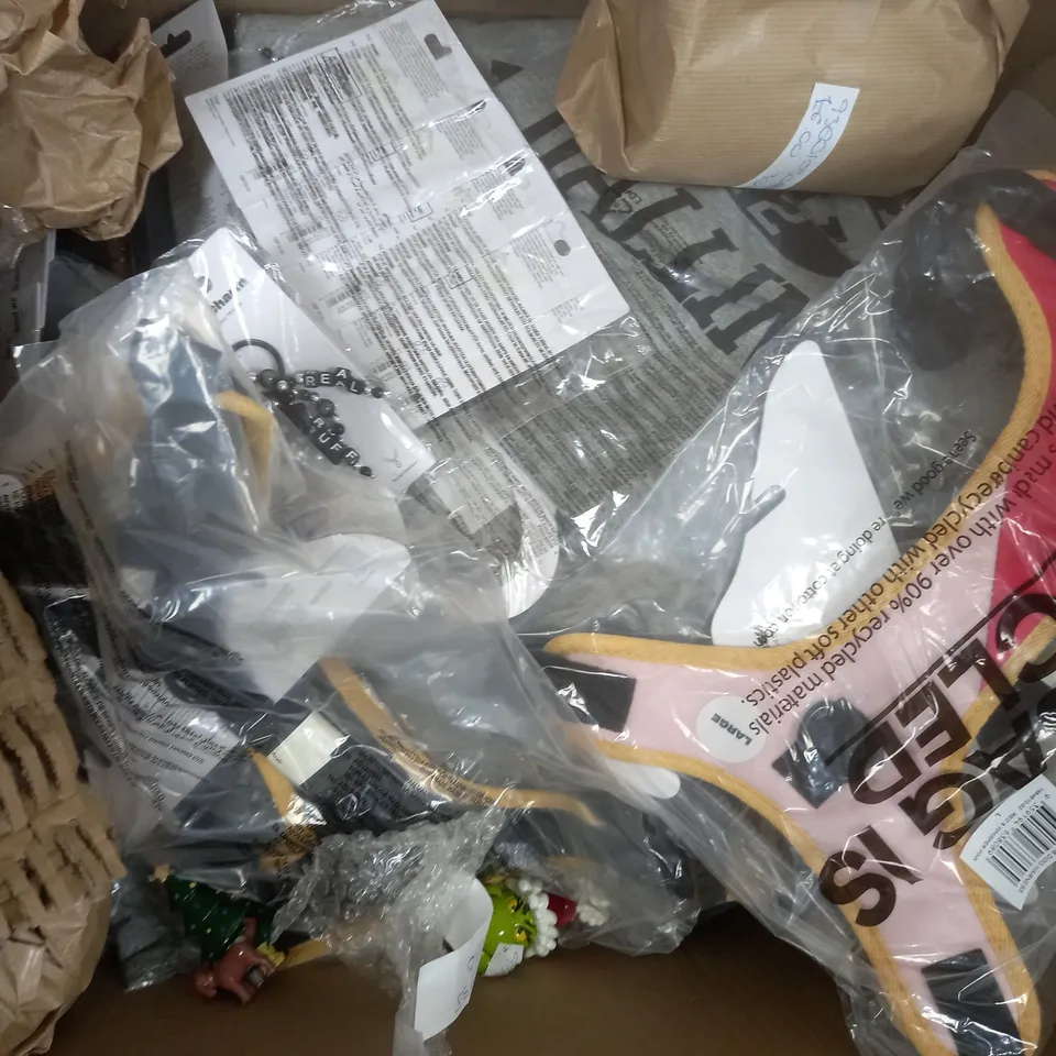 BOX OF APPROXIMATELY 40 ASSORTED HOUSEHOLD ITEMS TO INCLUDE RICK & MORTY PLUSH, SCENTED CANDLE, ETC