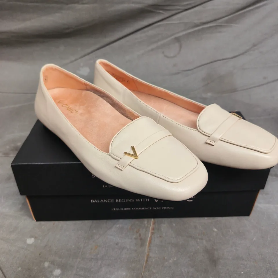 VIONIC WOMEN'S CREAM LEATHER LOAFERS - 6