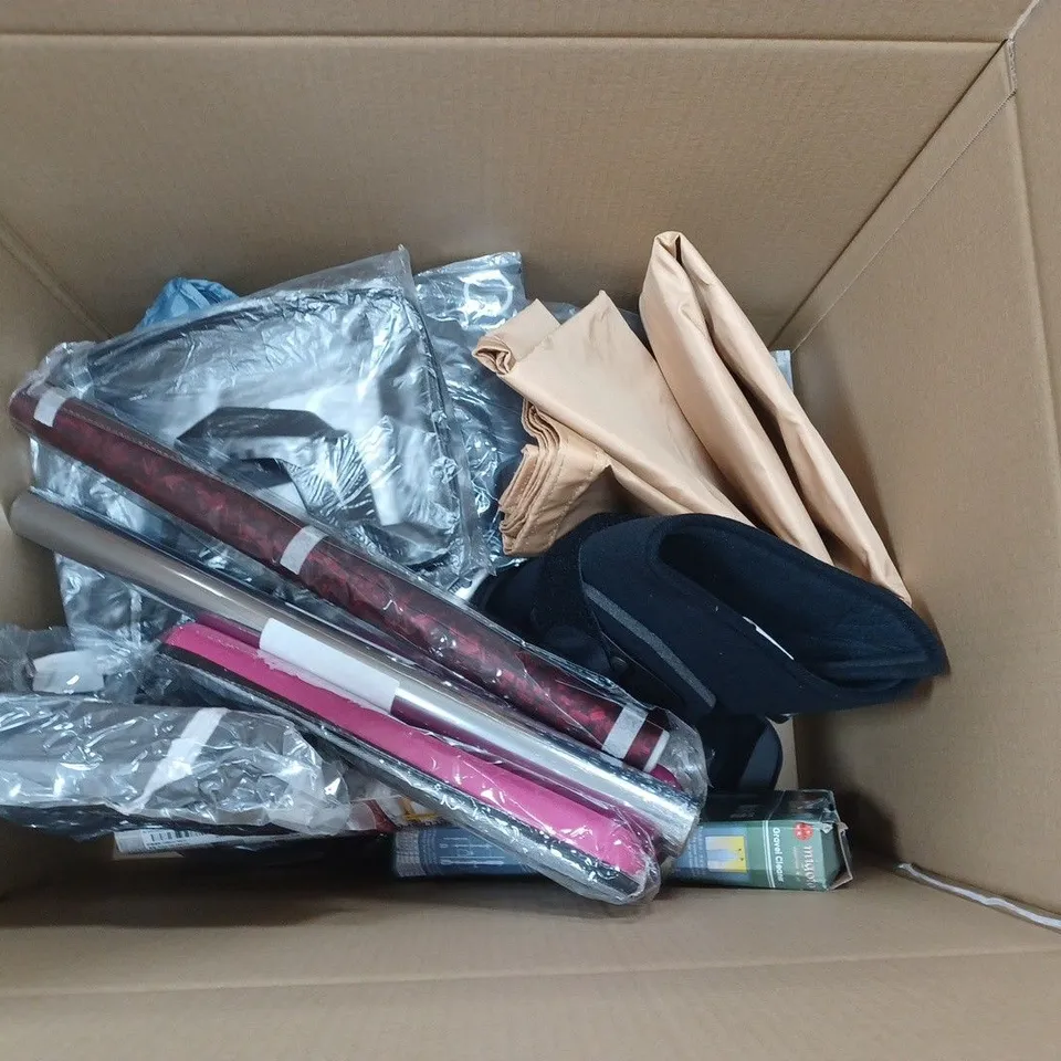 LARGE BOX OF APPROXIMATELY 20 ASSORTED HOUSEHOLD ITEMS TO INCLUDE: FLASH SPEED MOP CLOTHS, WEED CONTROL FABRIC, AND SCREWS