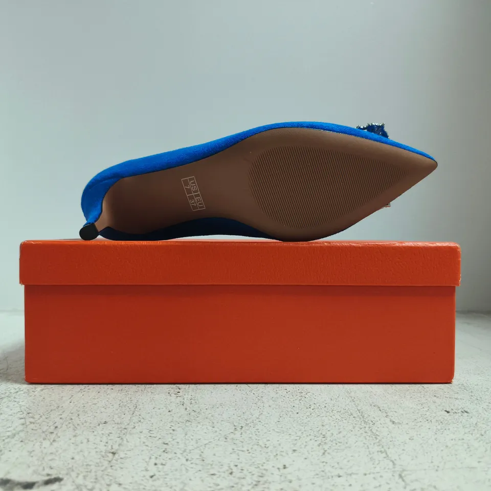 BOXED PAIR OF UNBRANDED POINTED TOE MID STILETTO HEEL SHOES IN OCEAN BLUE W. JEWEL EFFECT DETAIL SIZE EU 37