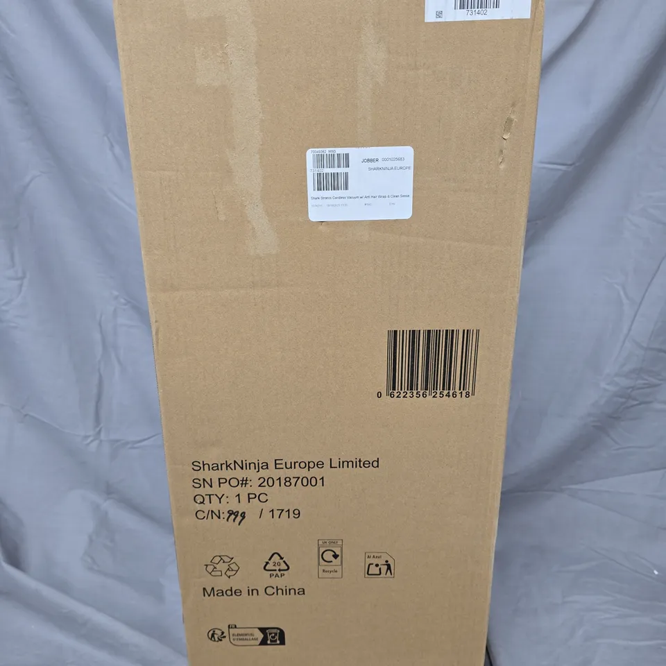 SHARK STRATOS CORDLESS VACUUM W/ ANTI HAIR WRAP & CLEAN SENSE IQ IZ400UKT