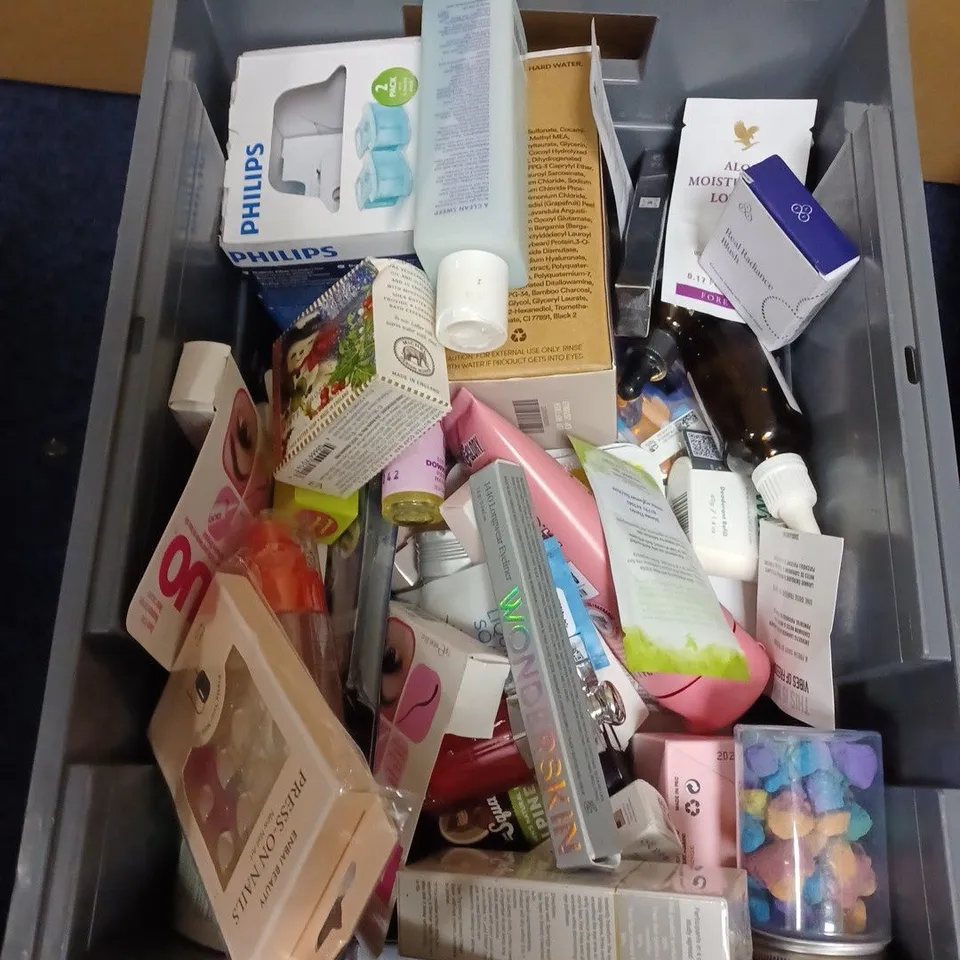 LOT OF APPROXIMATELY 20 COSMETICS ITEMS TO INCLUDE  CONDITIONER , MOISTURISER , ACRYLIC NAILS ETC 