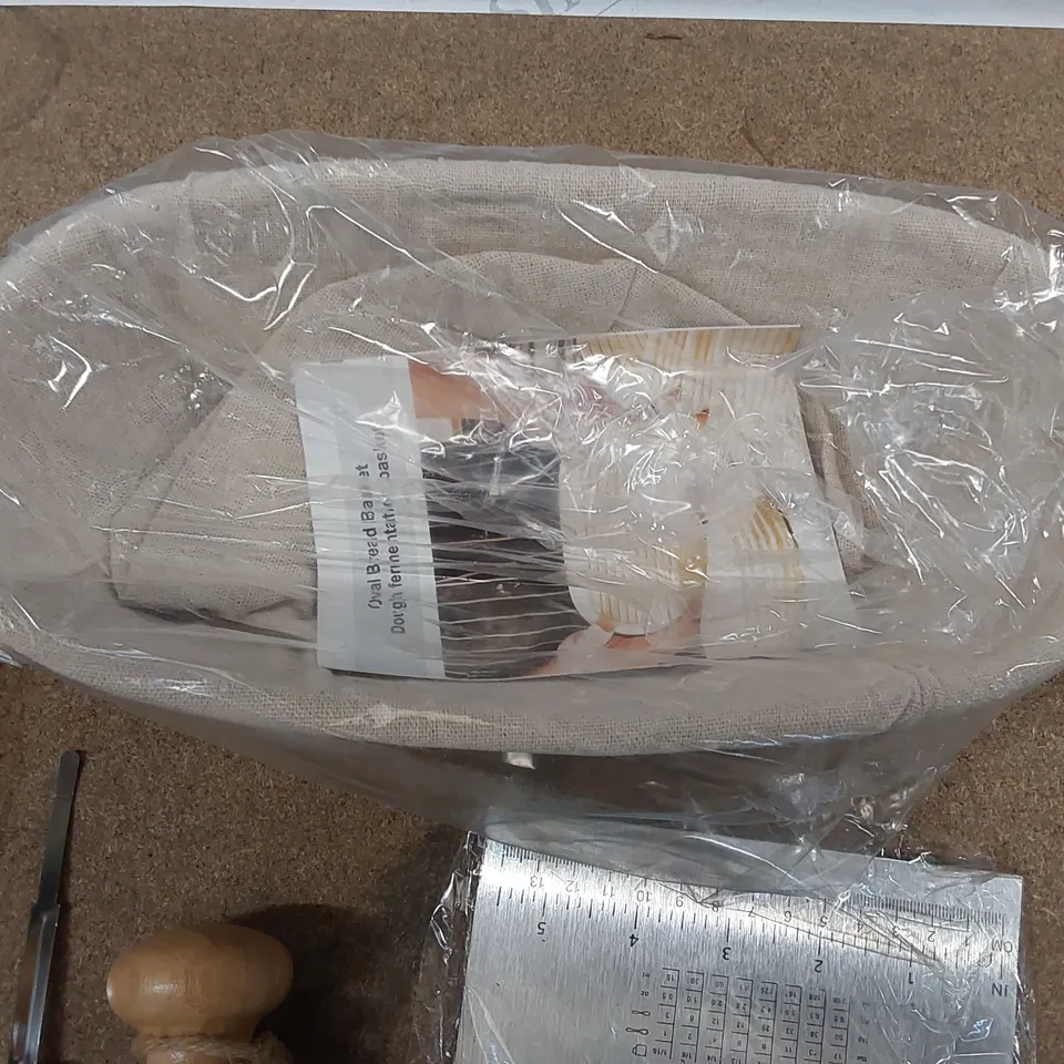 BRAND NEW BOXED BREAD MAKING KIT INCLUDING BREAD PROOFING BASKET (1 BOX)