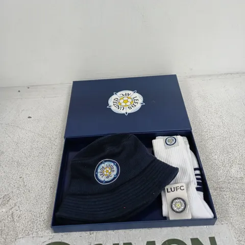 LEEDS UNITED FC GIFT SET – NAVY BUCKET HAT & WHITE SOCKS IN BLUE BOX