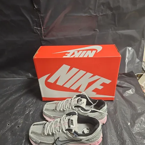 NIKE ZOOM VOMERO 5 WOMEN’S RUNNING SHOES – GREY/SILVER WITH PINK OUTSOLE (BOXED) UK SIZE 6 