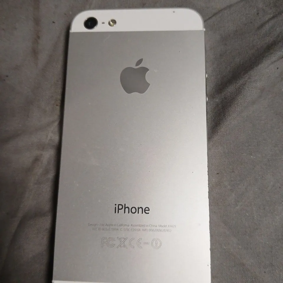 APPLE IPHONE 5 (WHITE & SILVER) SMARTPHONE