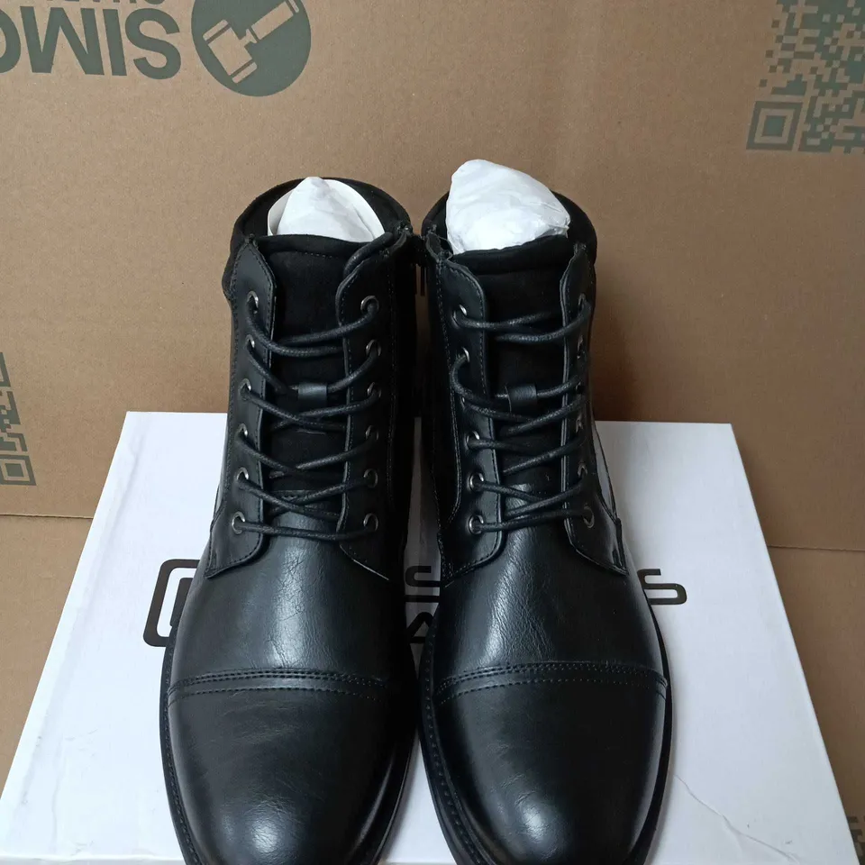 BOXED PAIR OF BUSINESS CLASS BENNETT LEATHER BOOTS - SIZE 11