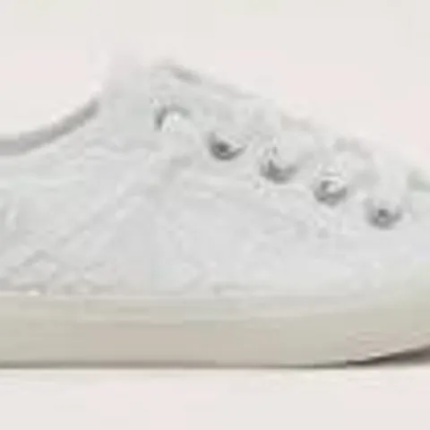 BOXED PAIR OF WOMENS BLOWFISH TRAINERS - UK SIZE 7