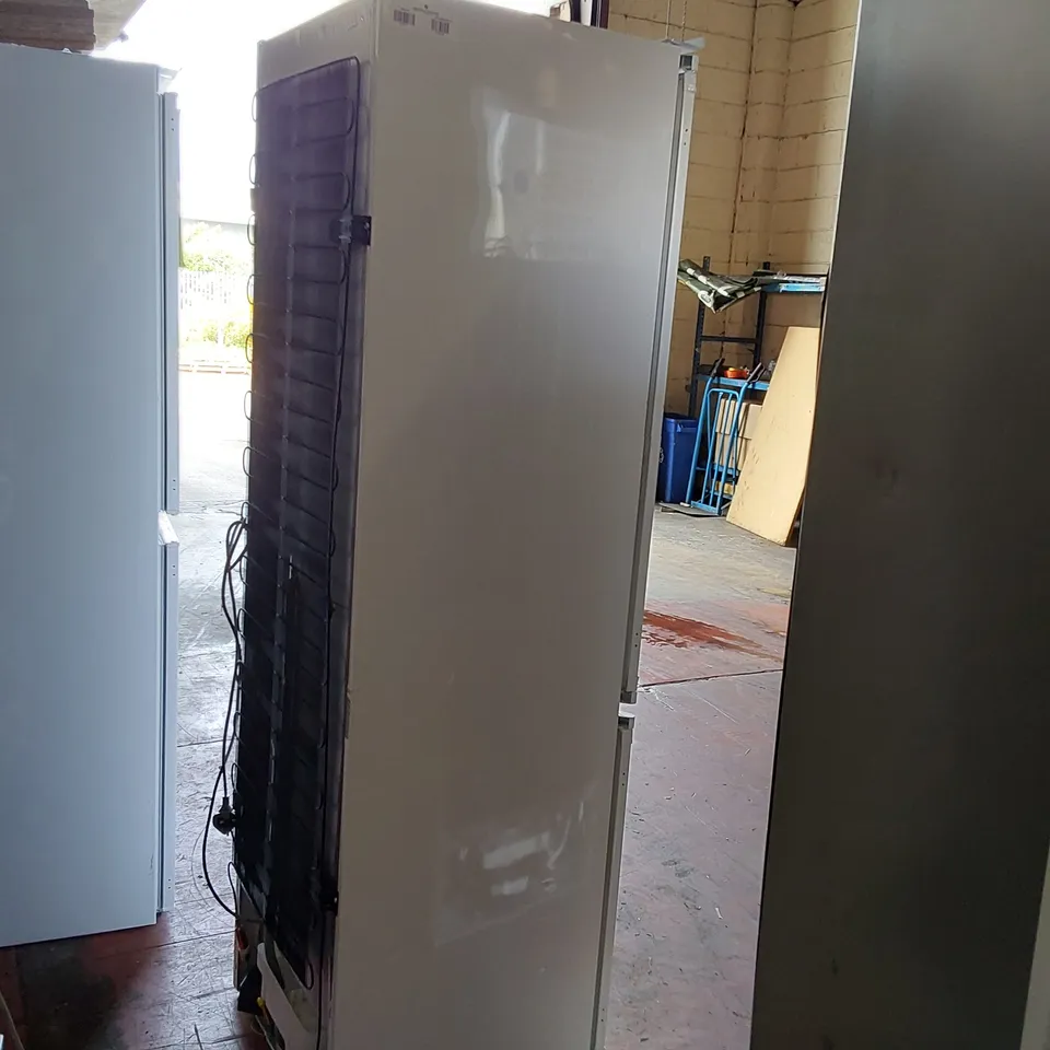 BEKO FRIDGE FREEZER - WHITE 