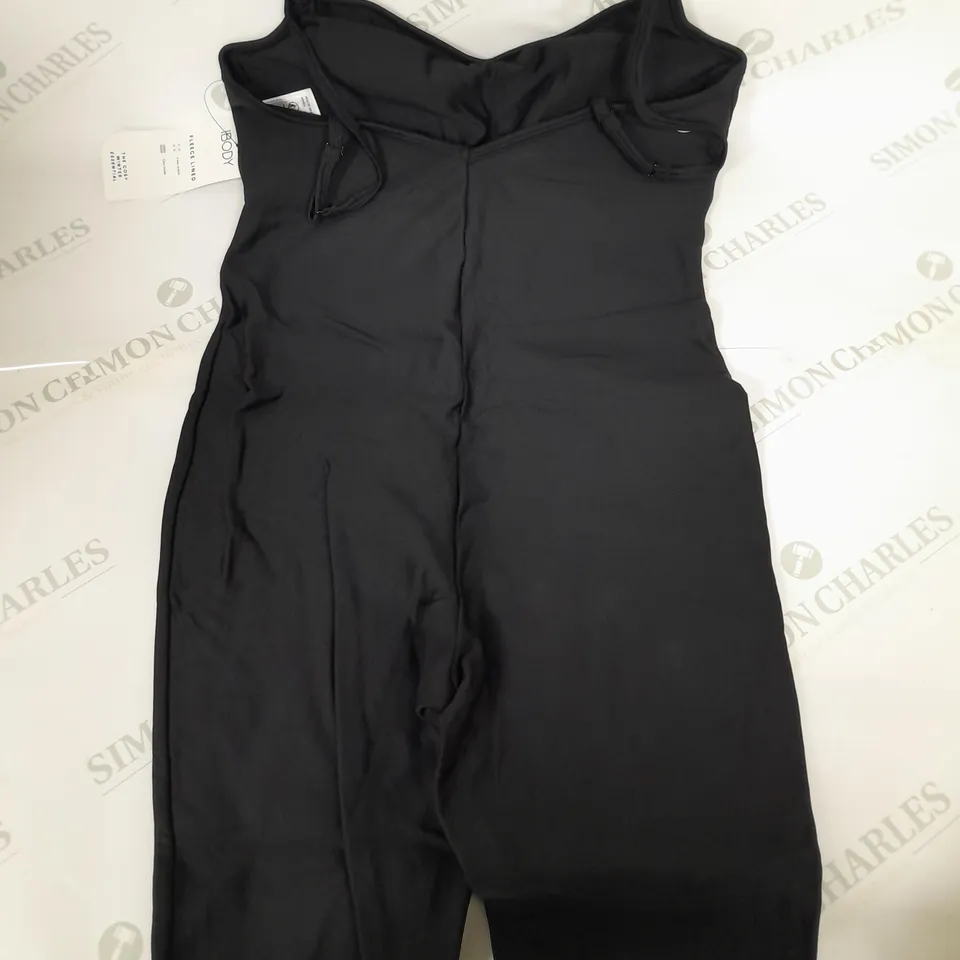 APPROXIMATELY 20 ASSORTED COTTON ON CLOTHING ITEMS TO INCLUDE MAYFAIR LONG SLEEVE SHIRT IN INDIGO VINTAGE STRIPE SIZE S, FLEECE LINED FULL LENGTH ONSIE IN BLACK SIZE L, MOM JEANS IN BRUNSWICK BLUE RIP
