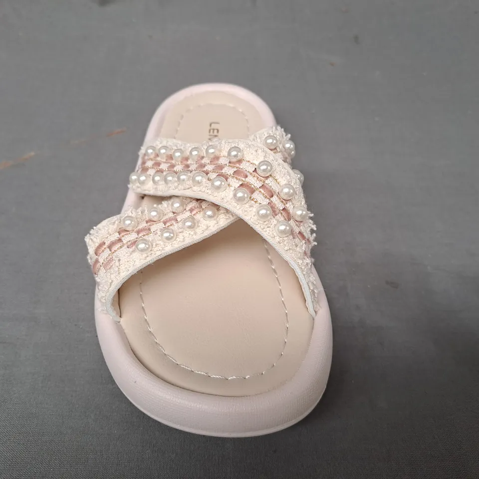 BOXED PAIR OF LEMON OPEN TOE KIDS SANDALS IN PALE PINK EU SIZE 31