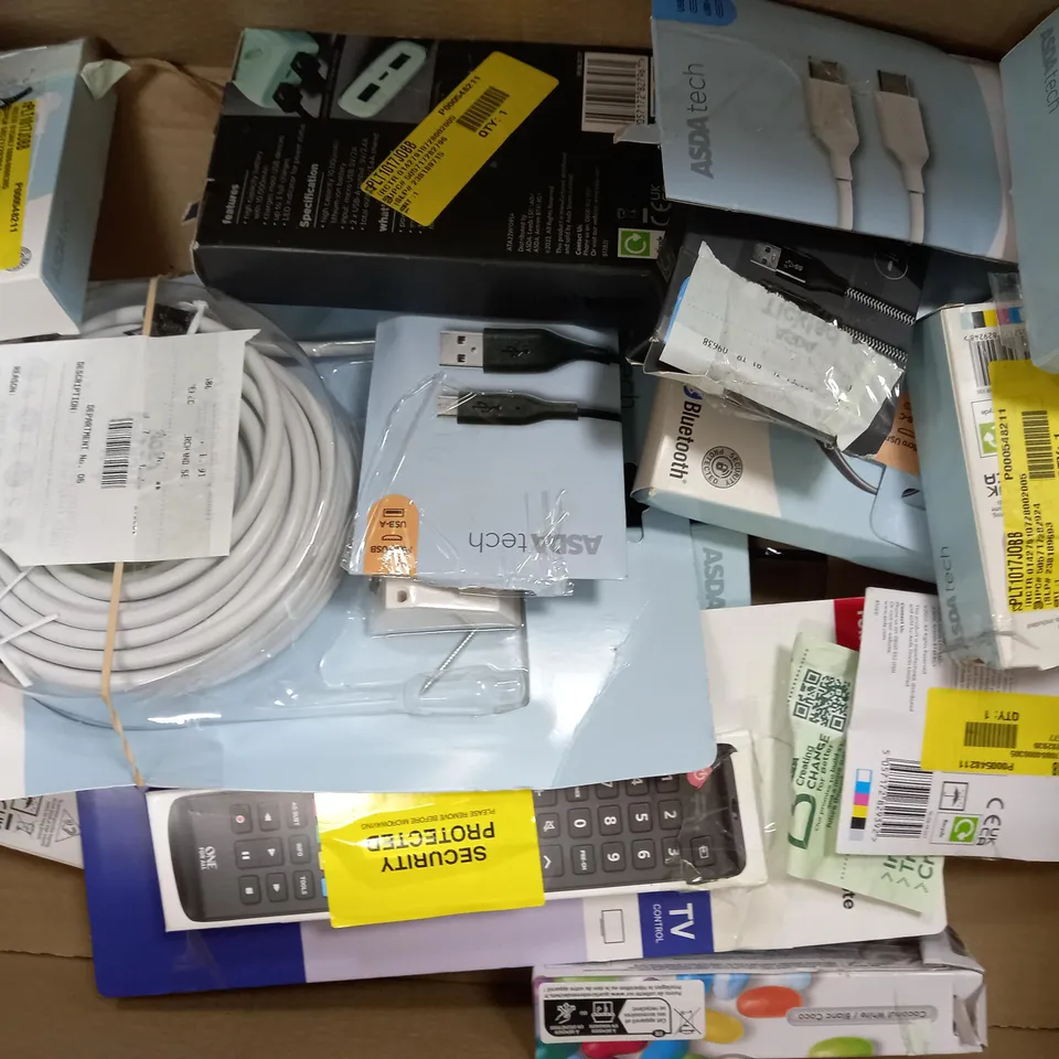 APPROXIMATELY 20 ASSORTED ITEMS TO INCLUDE UNIVERSAL TV WALL MOUNT, USB POWERED STEREO SPEAKERS, USB PC HEADSET ETC. 