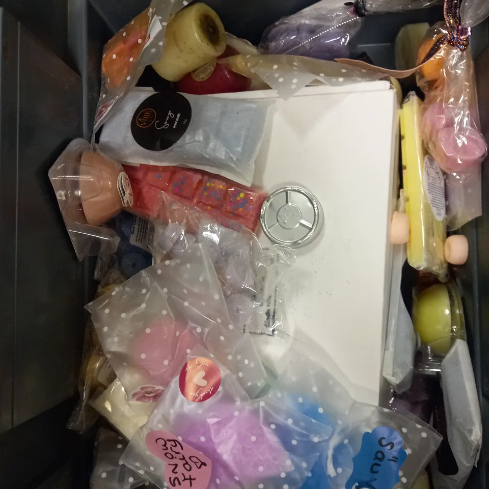 BOX OF APPROXIMATELY 20 ASSORTED SCENTED CANDLE & WAX MELTING PRODUCTS