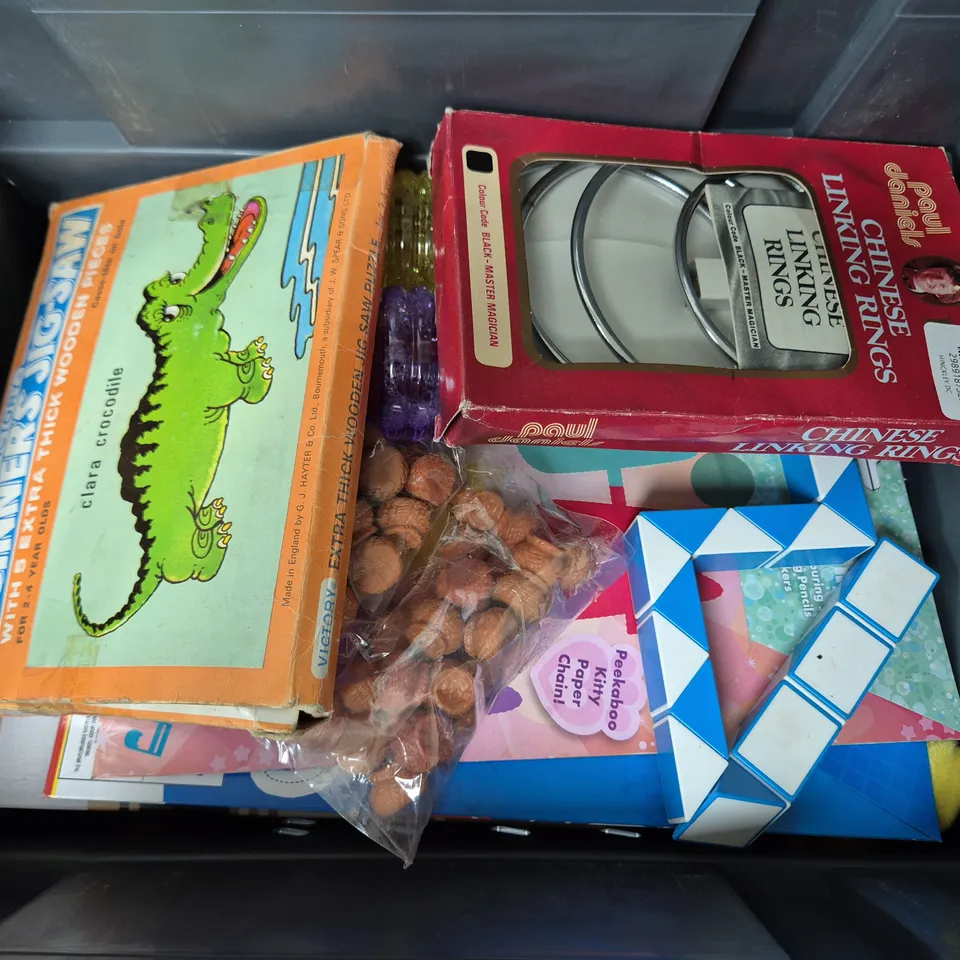 APPROXIMATELY 12 ASSORTED TOYS & GAMES TO INCLUDE PALM PALS PLUSH, HARRY POTTER UNBOXED FUNKO POP, CHINESE LINKING RINGS, ETC
