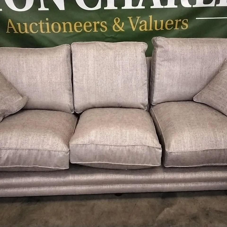 QUALITY DESIGNER PARKER KNOLL 3 SEATER SOFA IN SILVER PATTERNED FABRIC