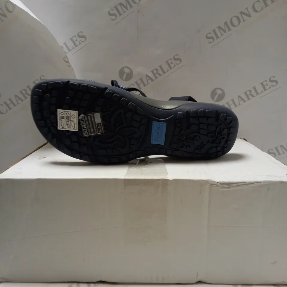 SKECHERS NAVY REGGAE SLIM SANDALS - SIZE 7