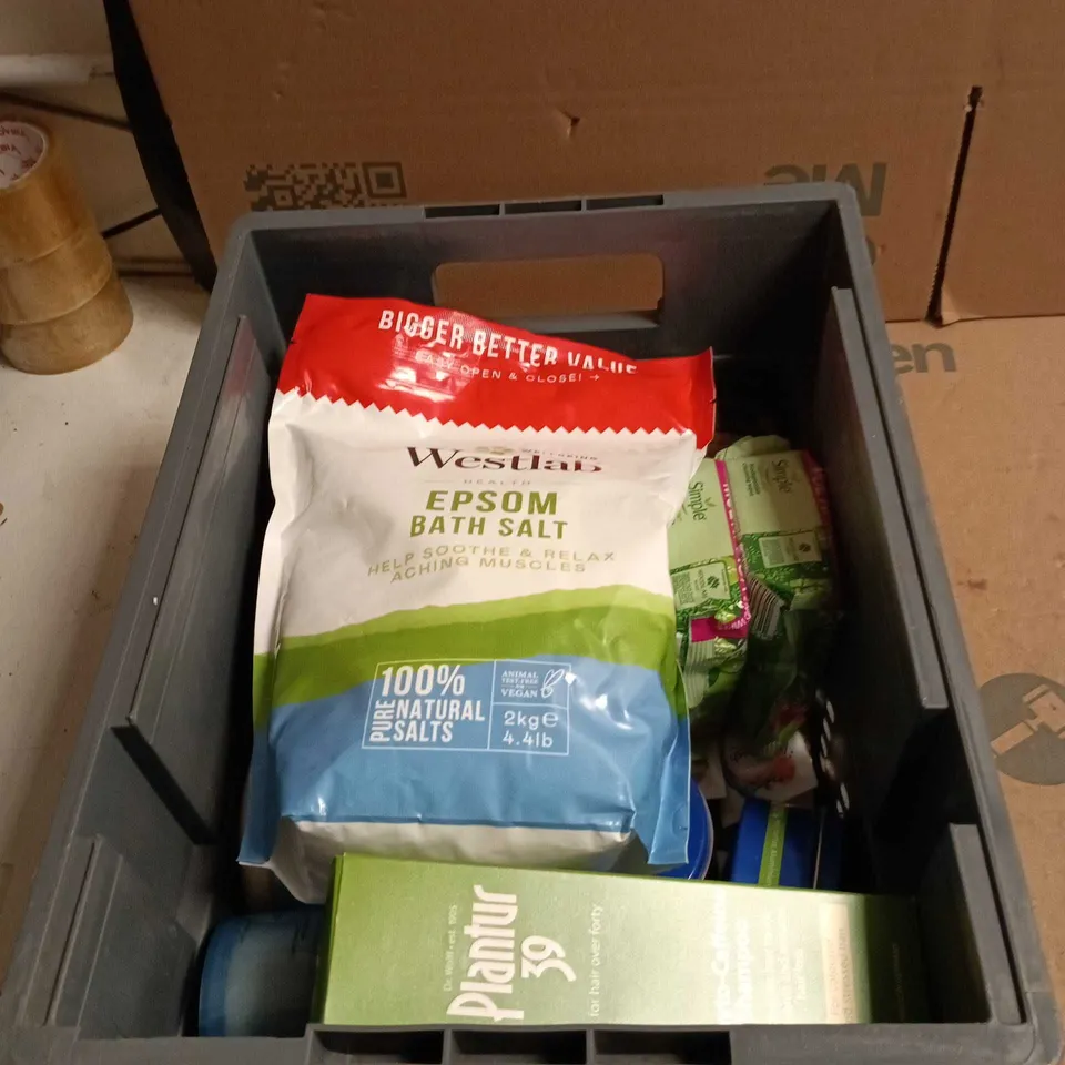 TOTE OF APPROXIMATELY 22 ASSORTED COSMETIC ITEMS TO INCLUDE EPSOM BATH SALT, NIVEA CREME, NIP AND FAB PADS, PLANTUR 39 ETC 
