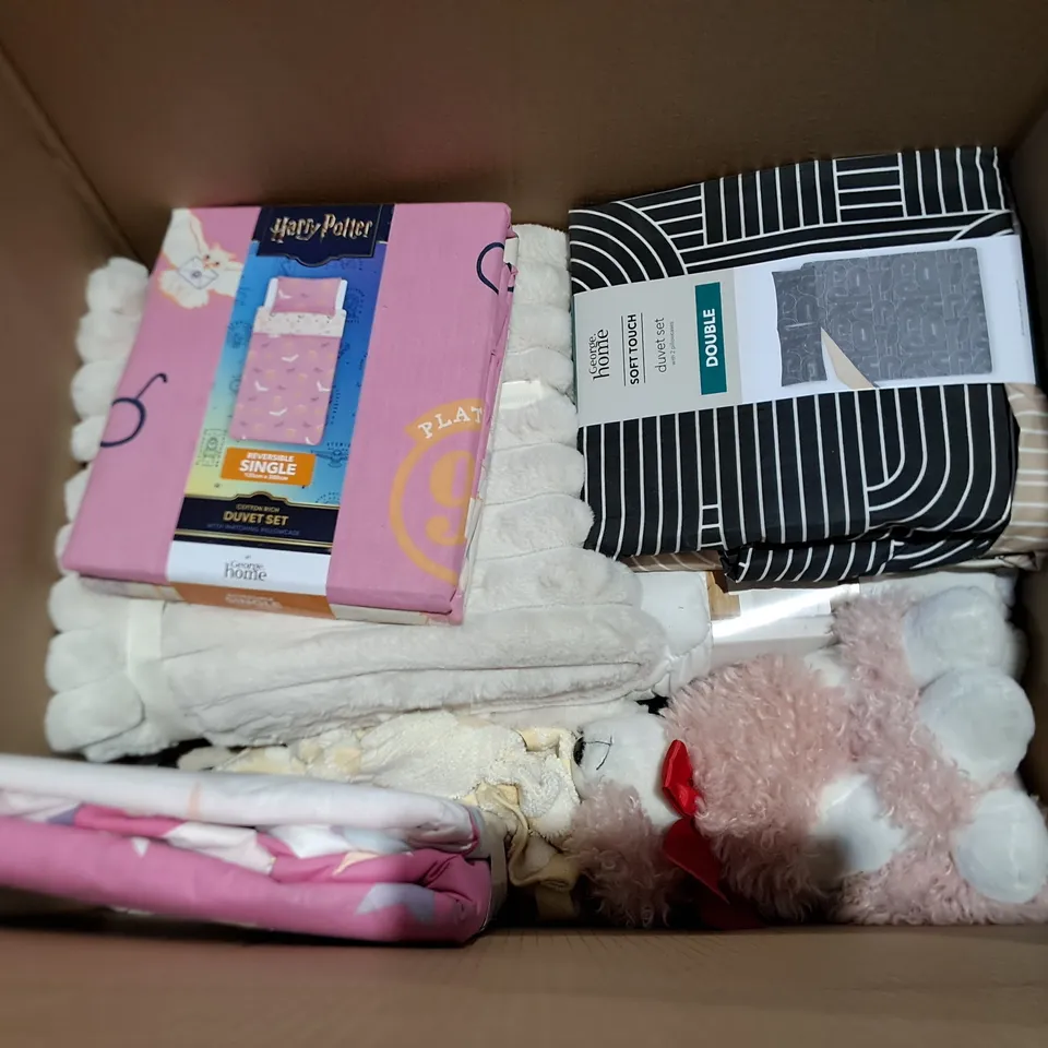 LOT OF APPROXIMATELY 13 ASSORTED BEDDING AND SOFT FURNISHING ITEMS TO INCLUDE TOWELS, DUVETS AND THROW