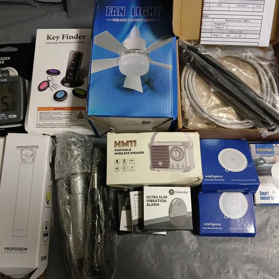 LOT OF 15 ASSORTED HOUSEHOLD ITEMS TO INCLUDE FAN LIGHT, FRIDGE THERMOMETER AND PORTABLE SPEAKER