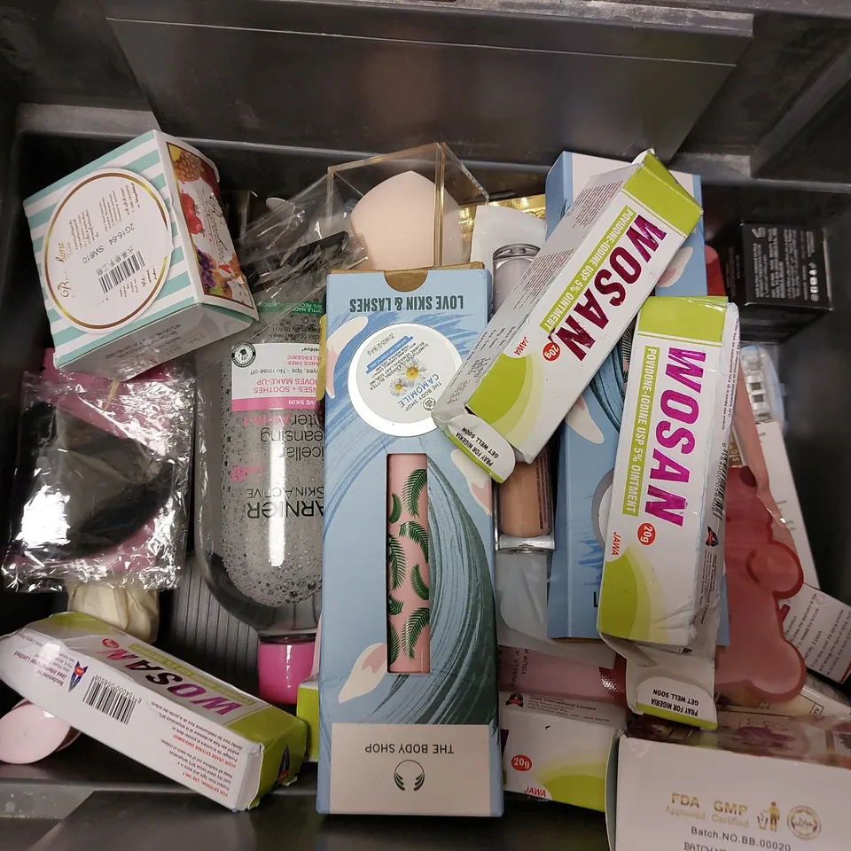 BOX OF APPROX 20 COSMETIC ITEMS TO INCLUDE FATFACE SOAP, HUDABEAUTY BAKING&SETTING POWDER AND NEALS YARD REHYDRATING TONER