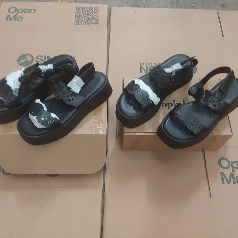 PALLET CONTAINING APPROXIMATELY 180x BRAND NEW SIMPLY BE CRYSTAL WIDE SANDALS